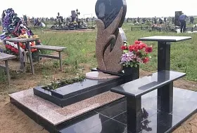 вертикальные памятники из гранита