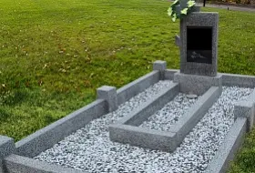 вертикальные памятники из гранита