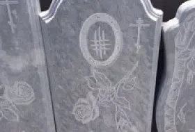 вертикальные памятники из гранита