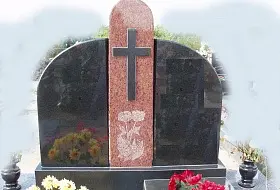 вертикальные памятники из гранита